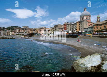 Liguria Genova Pegli il centro città e la spiaggia Foto Stock