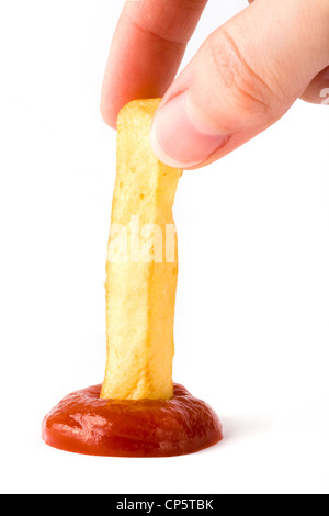 Rfi francese essendo immerso nel ketchup su bianco Foto Stock