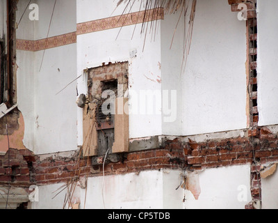 Demolizione di case che erano vicino al bordo di scogliera e cadere in mare happisburgh, Norfolk, Inghilterra Foto Stock