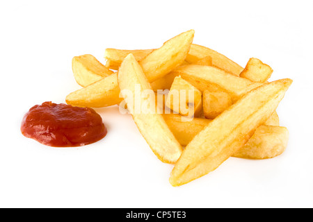 Pila di patatine fritte e ketchup su bianco Foto Stock