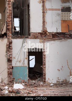 Demolizione di case che erano vicino al bordo di scogliera e cadere in mare happisburgh, norfolk,englando Foto Stock