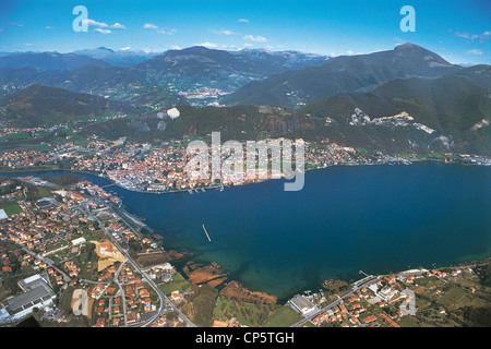 Lombardia - Sarnico (BG). Vista aerea del fiume Oglio. Foto Stock