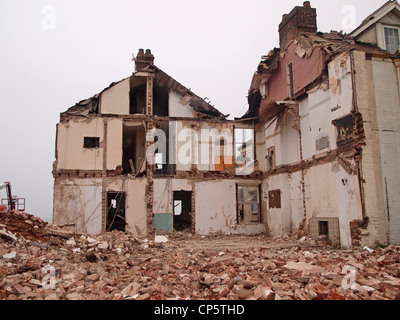 Demolizione di case che erano vicino al bordo di scogliera e cadere in mare happisburgh, Norfolk, Inghilterra Foto Stock