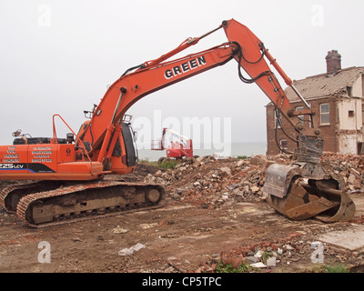 Demolizione di case che erano vicino al bordo di scogliera e cadere in mare happisburgh, norfolk,englando Foto Stock