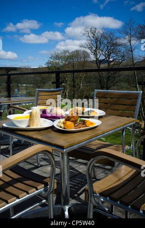 Un pranzo di domenica a cena fuori presso la croce Volpi hotel, vicino a Dolgellau, Parco Nazionale di Snowdonia, Gwynedd Wales UK Foto Stock