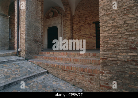 Abruzzo - LORETO APRUTINO (Pe). Chiesa di San Pietro, dettaglio del portico di ingresso. Foto Stock