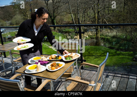 Una cameriera che espone il pranzo della domenica cena presso la croce Volpi hotel, vicino a Dolgellau, Parco Nazionale di Snowdonia, Gwynedd in Galles Foto Stock