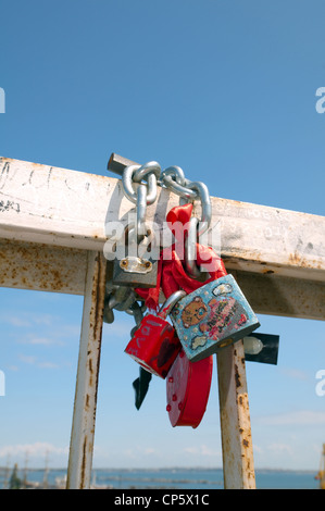 Serrature su la madre-in-legge's bridge e il carattere di amore, Odessa, Ucraina, Europa Foto Stock