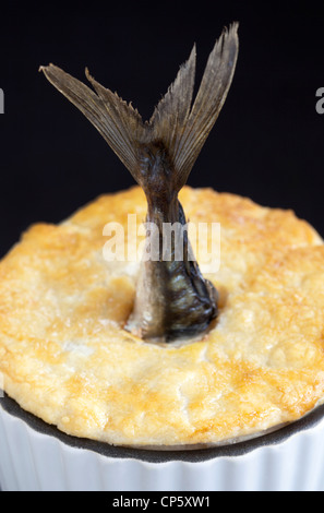 Stargazy Pie - Una prelibatezza della Cornovaglia - un esempio dello strano o strano cibo mangiato dalle persone di tutto il mondo Foto Stock