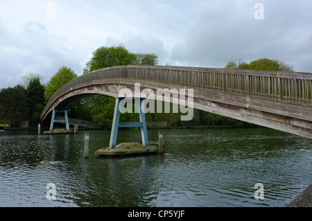 Il Footbridge spaning oltre il Tamigi a Marlow Foto Stock
