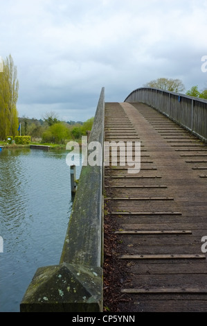 Passerella che conduce oltre il Tamigi a Marlow Foto Stock
