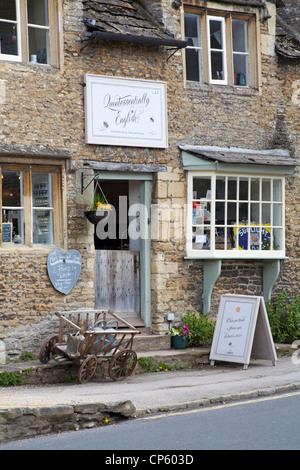 Quintessenza negozio inglese a Lacock, Wiltshire, Regno Unito nel mese di aprile Foto Stock