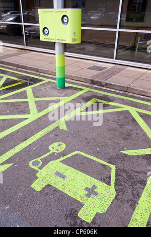 Un veicolo elettrico con stazione di ricarica a Charnock Richard servizi sulla autostrada M6, UK. Foto Stock