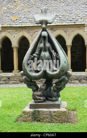 Statua nel chiostro di Iona Abbey, Isola di Iona, Argyll. Foto Stock