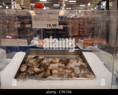 Aragosta fresca tails sulla vendita a Costco Wholesale, usa una scatola grande catena di negozi, 1 dicembre 2011, © Katharine Andriotis Foto Stock