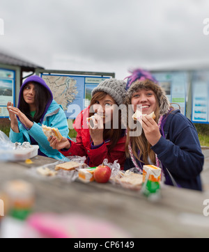 Le ragazze adolescenti in gita scolastica avente il pranzo Skaftafell Islanda Foto Stock