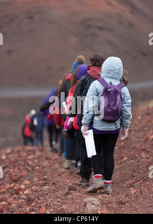 Gli studenti touring Eldfell Vulcano, Heimaey, Isole Westman, Islanda Vulcano Eldfell ("la Montagna di Fuoco") ultima eruzione nel 1973. Foto Stock