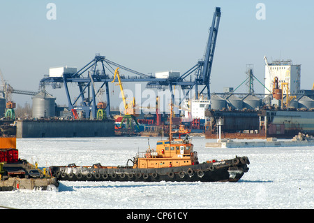 Il porto di Odessa è bloccato dal ghiaccio, congelati Mar Nero, un raro fenomeno, l'ultima volta si è verificata nel 1977, Odessa, Ucraina Foto Stock