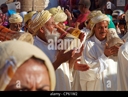 Gnawa musicisti in parata di apertura dell'annuale festival Essaouira, Marocco Foto Stock