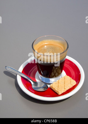 Tazza di caffè isolato fuori taglio Foto Stock