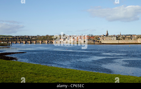Berwick Upon Tweed, città di confine tra Inghilterra e Scozia, con il fiume Tweed in primo piano