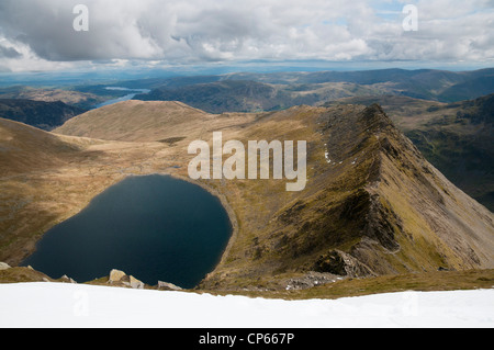 Vista del bordo di estensione e Red Tarn da Helvellyn, Cumbria, Regno Unito Foto Stock