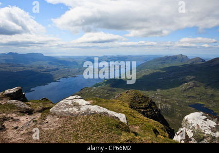 Loch Maree e la foresta Letterewe visto dalla cima del Slioch Foto Stock