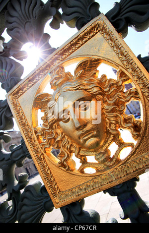 Decorazioni dorate sul Palazzo Reale di Torino Porta di accesso Foto Stock