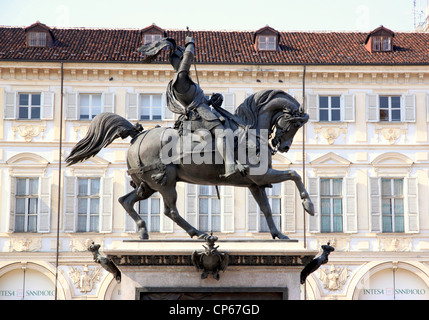 Una statua di bronzo dedicata a Emanuele Filiberto in Piazza San Carlo, Torino, Italia Foto Stock