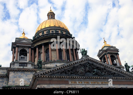 L'oro puro delle cupole della cattedrale di San Isacco San Pietroburgo Russia Foto Stock