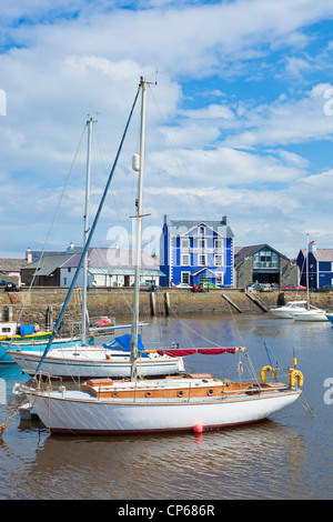 Yacht e piccole barche nel porto di Aberaeron Galles Centrale costa Ceredigion REGNO UNITO GB EU Europe Foto Stock