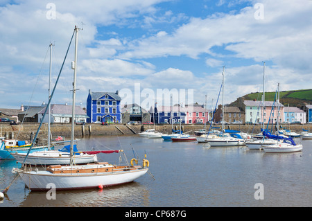 Yacht e piccole barche nel porto di Aberaeron Galles Centrale costa Ceredigion REGNO UNITO GB EU Europe Foto Stock