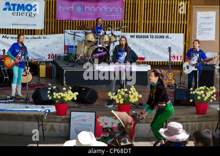 Musica e spettacoli dal vivo in Riverside Park, Salida, CO celebra la Cancro Tenderfoot salita; un evento di beneficenza Foto Stock