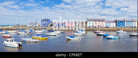 Yacht e piccole barche nel porto di Aberaeron Galles Centrale costa Ceredigion REGNO UNITO GB EU Europe Foto Stock