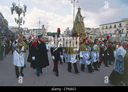 Abruzzo - SULMONA - Settimana Santa. "La Madonna in esecuzione in piazza", una processione con la statua nella Domenica di Pasqua. Foto Stock