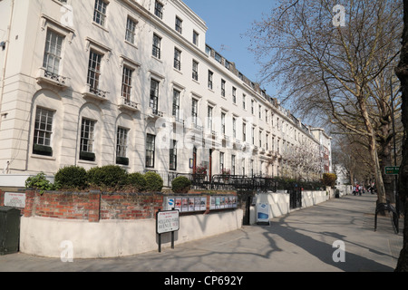 Vista generale lungo Holland Park Avenue W11 nel Royal Borough di Kensington e Chelsea, Londra, Regno Unito. Marzo 2012 Foto Stock