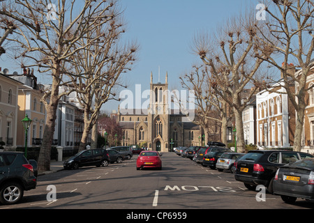 Vista generale lungo Addison Avenue W11 verso St James Norland Chiesa, Londra, Regno Unito. Marzo 2012 Foto Stock