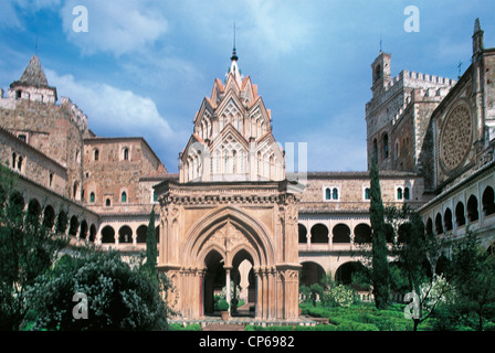 Spagna - Extremadura, monastero di Nostra Signora di Guadalupe (Real Monasterio de Nuestra Senora de Guadalupe). Il chiostro in stile mudejar. Foto Stock