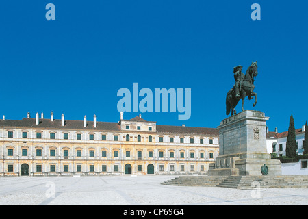 Il Portogallo, Vila Vicosa. Terreiro do Paco, Palazzo Ducale (1501-1602) e la statua equestre di Giovanni IV (1604-1656) Foto Stock