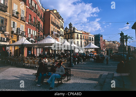 Sardegna - Cagliari - caffè all'aperto in Piazza Yenne Foto Stock