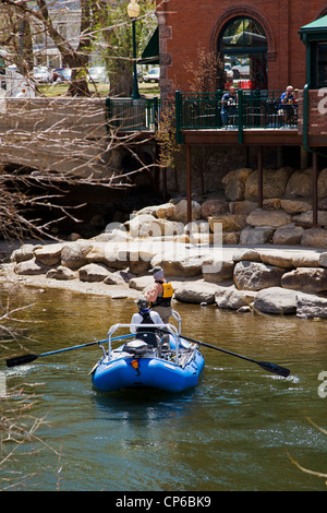 Patroni in Cantina Boathouse Restaurant guarda dal terrazzo all'aperto come volare i pescatori in una escursione guidata in barca galleggia la Arkansas River Foto Stock