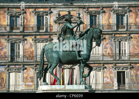 Spagna Madrid. Plaza Mayor, la statua equestre di Filippo III di Spagna (1578-1621), opera iniziata dal Giambologna (1529-1608) Foto Stock