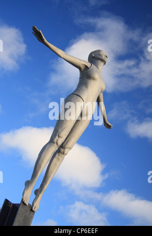 Il Diving Belle scultura su Scarborough Harbour, Scarborough, North Yorkshire, Regno Unito Foto Stock