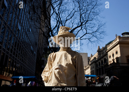 Statua vivente, centro di Sao Paulo in Brasile artista Mime in posa per ore in strada come una statua con realistica statua-come trucco Foto Stock