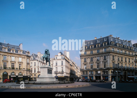 Francia Ile-de-France di Parigi. Place des Victoires con la statua equestre di Luigi XIV (architetto J. Hardoiun-Mansart, 1685). Foto Stock