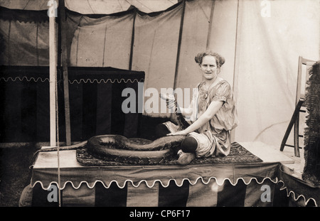 Circus Sideshow donna gestore di serpente Foto Stock