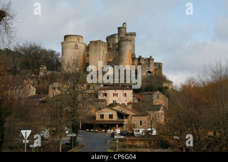 Il Chateau de Bonaguil e villaggio sottostante vicino a Fumel Lot-et-Garonne Francia Foto Stock
