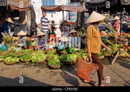 Vista orizzontale di un cibo tradizionale e il mercato dei fiori in Hoi An Old Town. Foto Stock