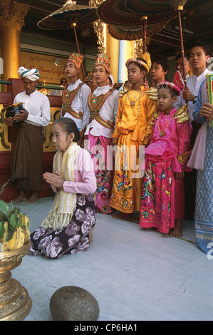 Myanmar (Birmania) - Yangon (Rangoon), Shwedagon pagoda. Apertura dei monaci buddisti, novizi Foto Stock