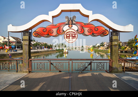 Vista orizzontale della metà del gio Bồn fiume ponte mobile che attraversa il centro di Hoi An Old Town. Foto Stock